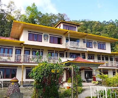 https://imgcld.yatra.com/ytimages/image/upload/t_hotel_yatra_city_desktop/v1482827749/Domestic Hotels/Hotels_Gangtok/Bamboo Retreat/Front_View.jpg